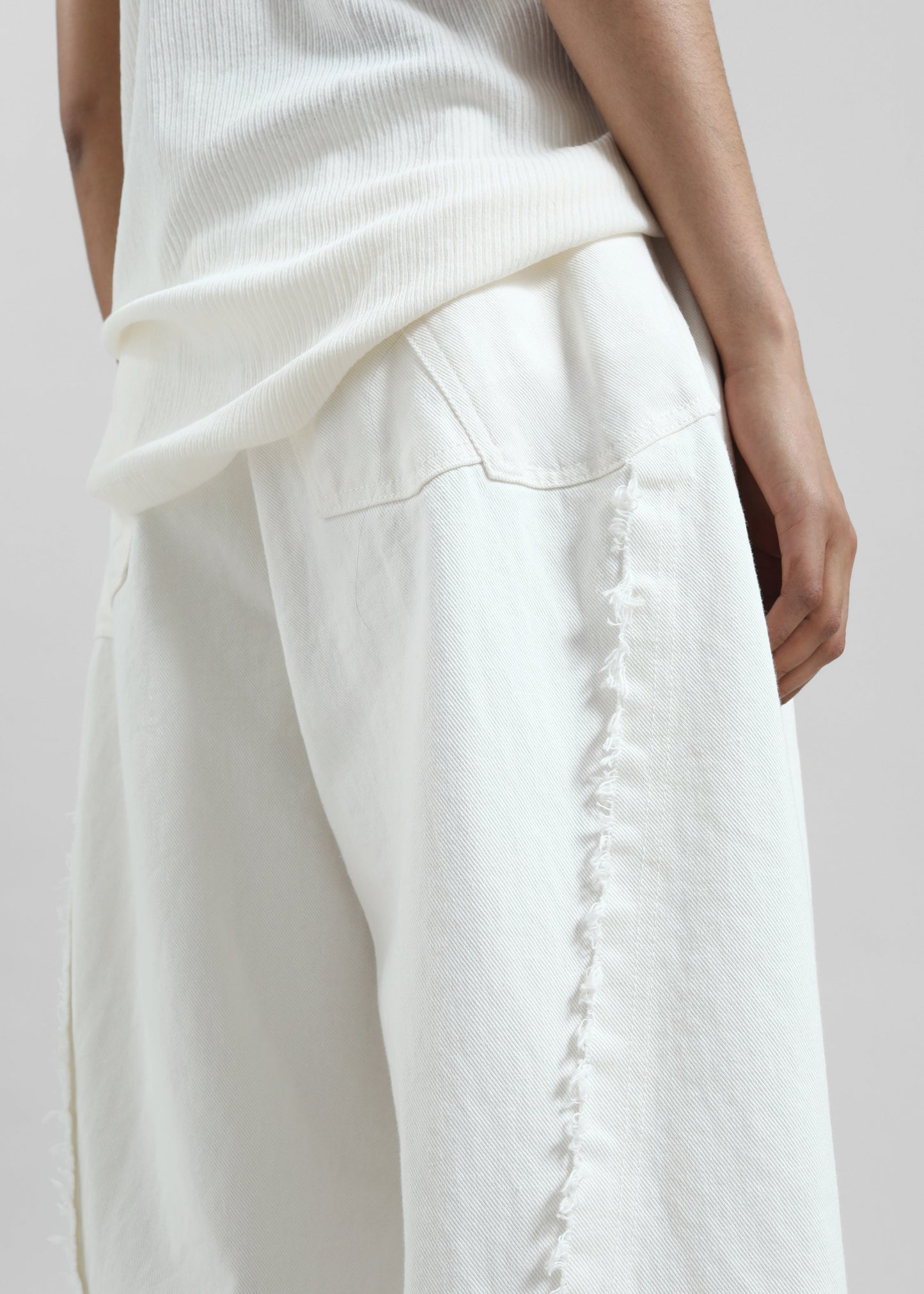 Halgar Frayed Seam Barrel-Leg Jeans - White