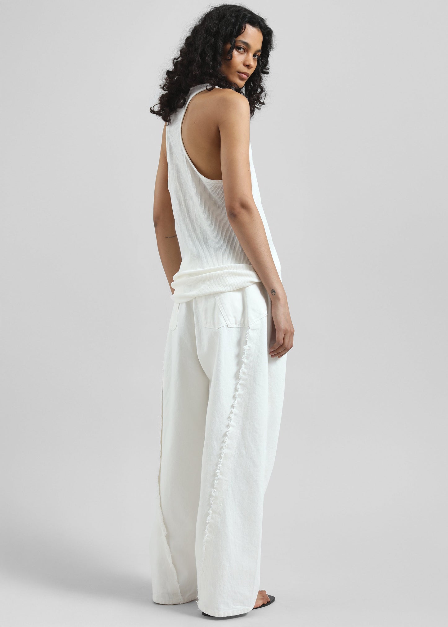 Halgar Frayed Seam Barrel-Leg Jeans - White